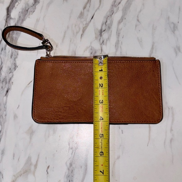 Guess wallet clutch wristlet has strap with clip for keys or to attach to purse - Picture 7 of 7